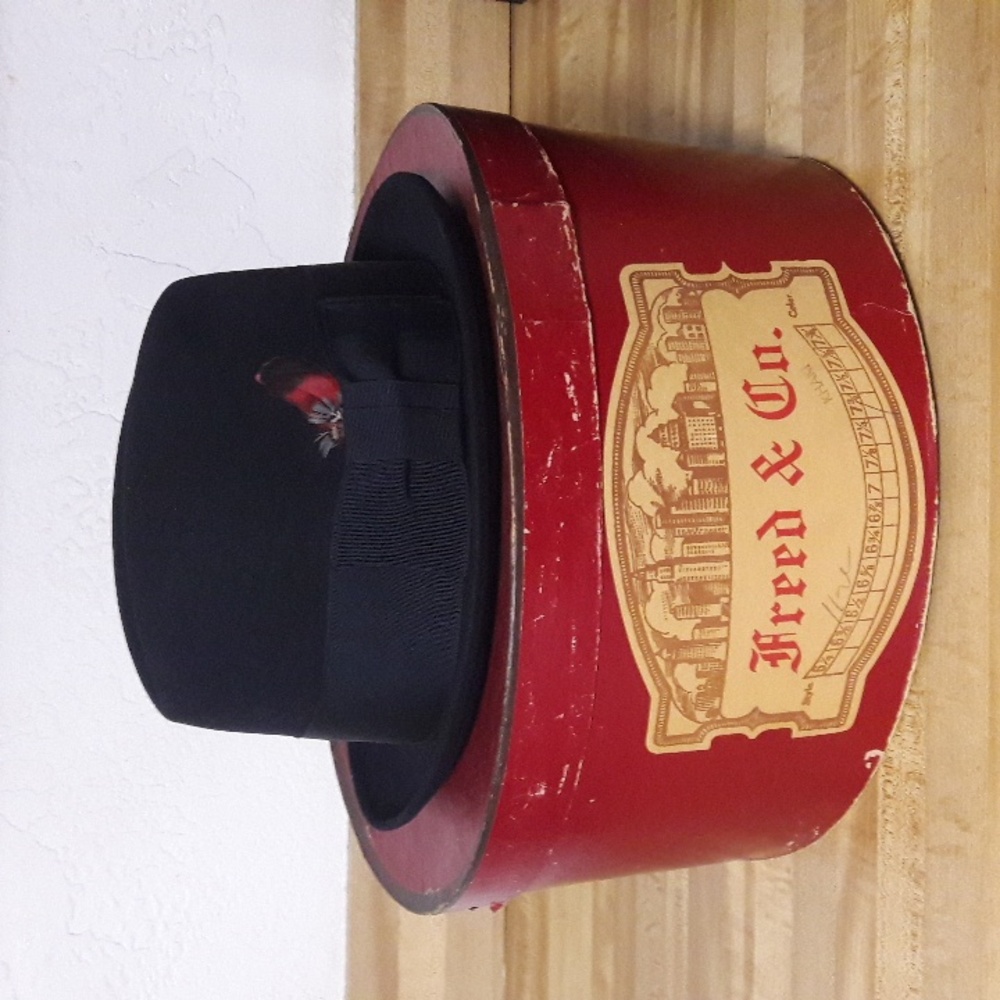 Vintage Tardy Custom Hatter Men's  Black Fedora Hat with Red Feather